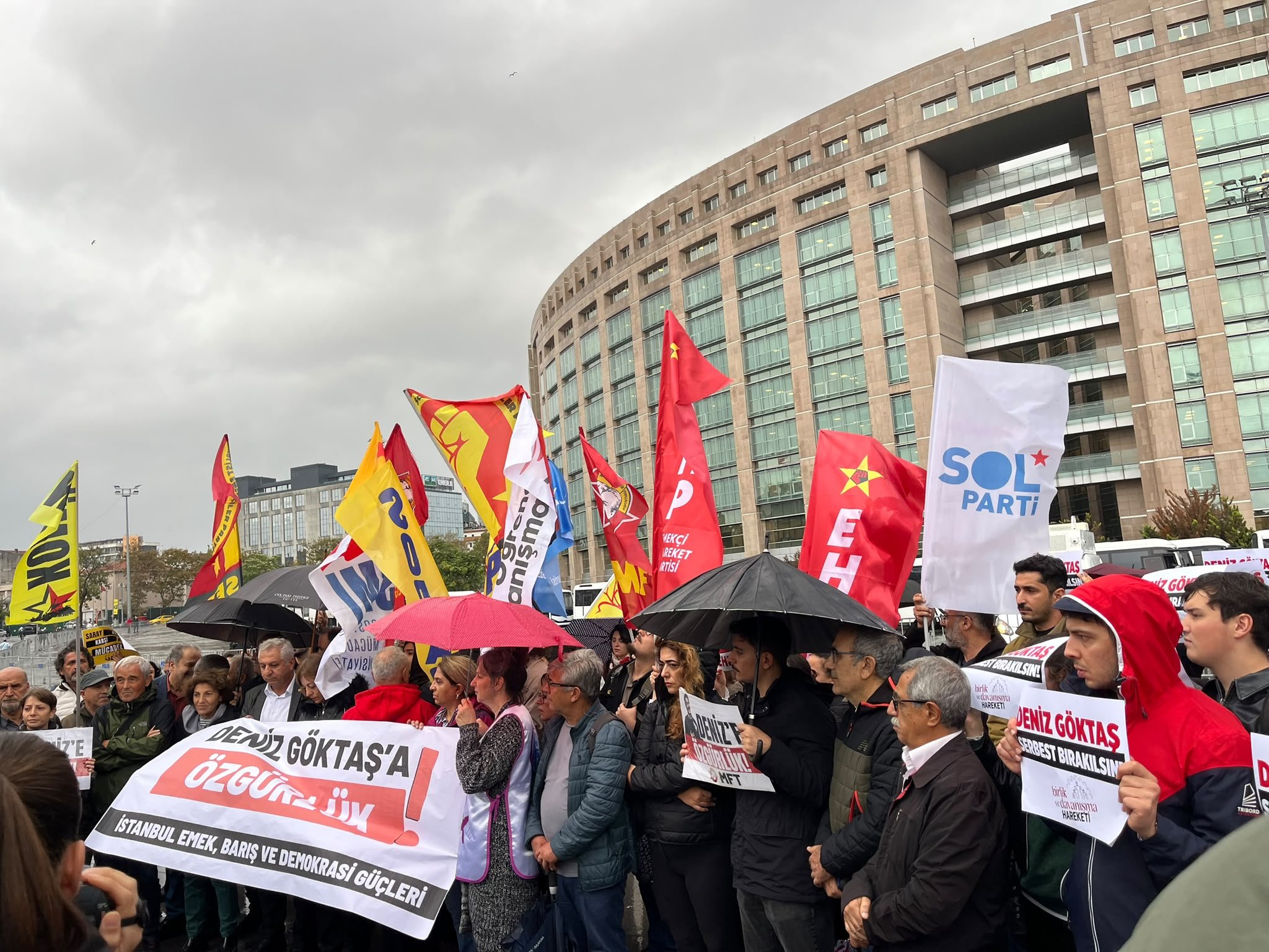 Adliye önünde “Deniz Göktaş derhal serbest bırakılmalı” çağrısı