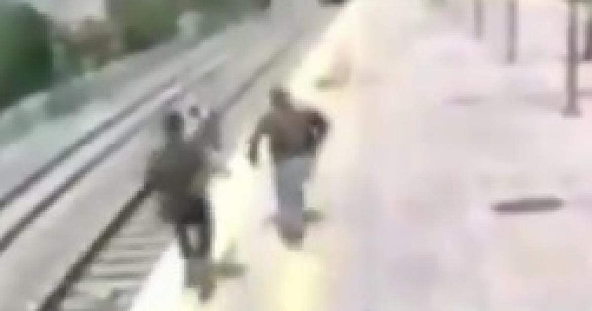 istanbul da trenin onune atlayan kadini