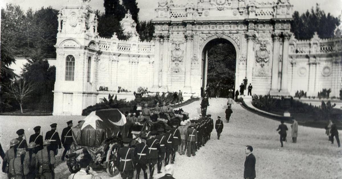 mustafa kemal in cenazesinde yasanan