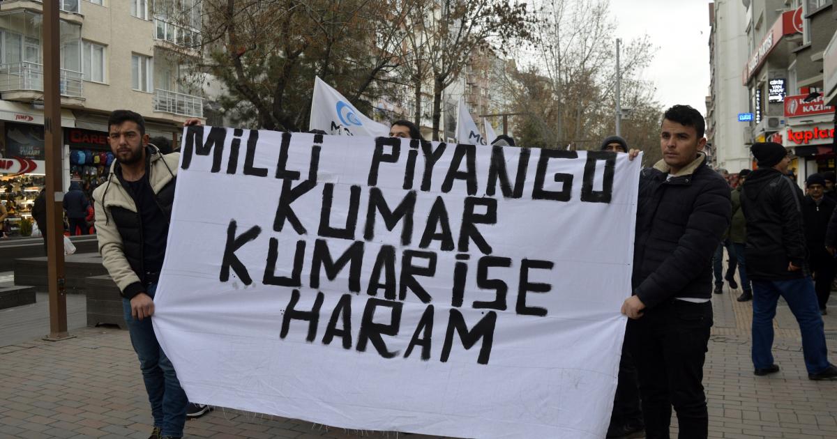 Eskisehir De Bir Grup Milli Piyango Haramdir Pankartlariyla Yurudu Independent Turkce
