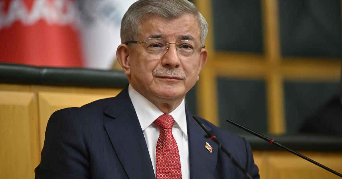 Ahmet Davutoğlu'ndan Siyasi Yozlaşma ve Parti Değişimlerine Eleştiri