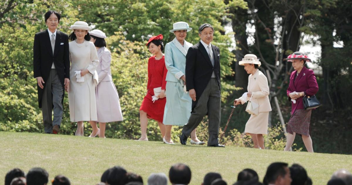 Japonya İmparatorluk Ailesi'nin Evlat Edinme Problemi