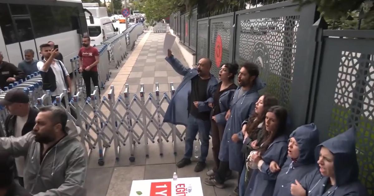 Açlık grevi yapan özel okul öğretmenleri yine gözaltına alındı