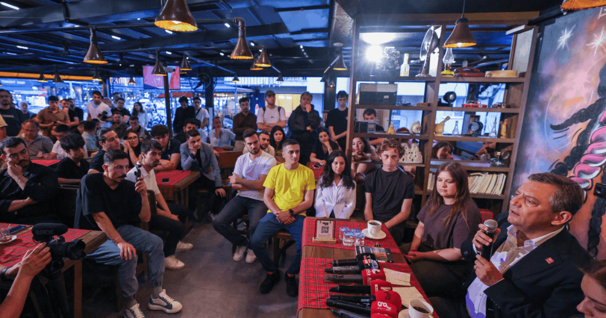 Özel’den Denizli’de gençlere mesaj: Sizi ümitsiz, seçeneksiz ve karamsar bırakmayacağız