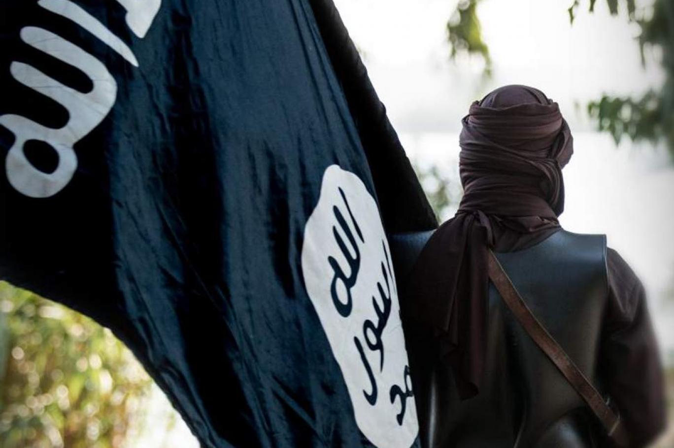Террористы на фоне флага игил. Флаг ИГИЛ. Флаг Исламского государства. Повязка ИГИЛ. Флаг террористов.