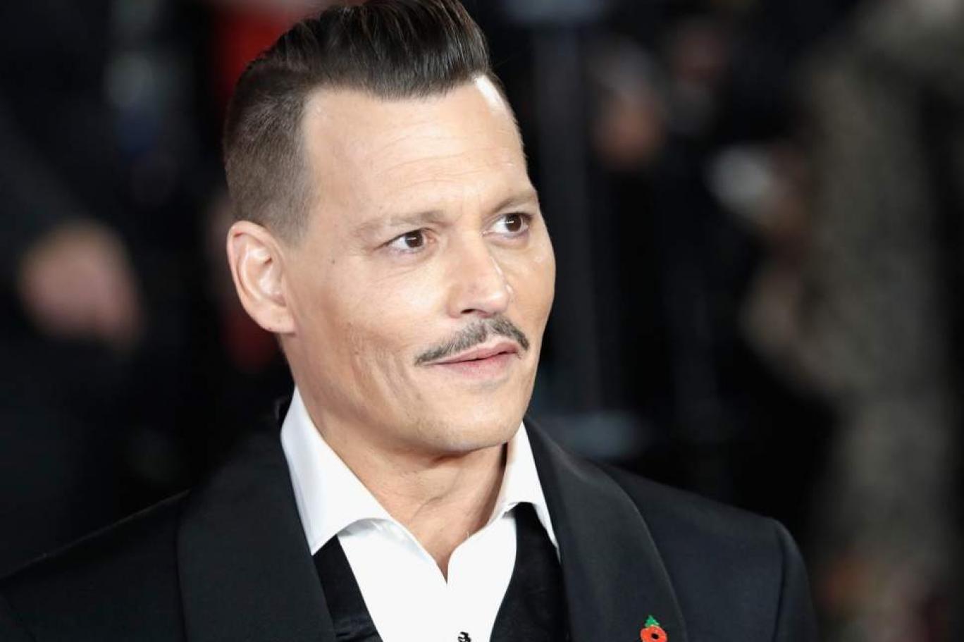 johnny depp eski esim yuzunu boyayarak