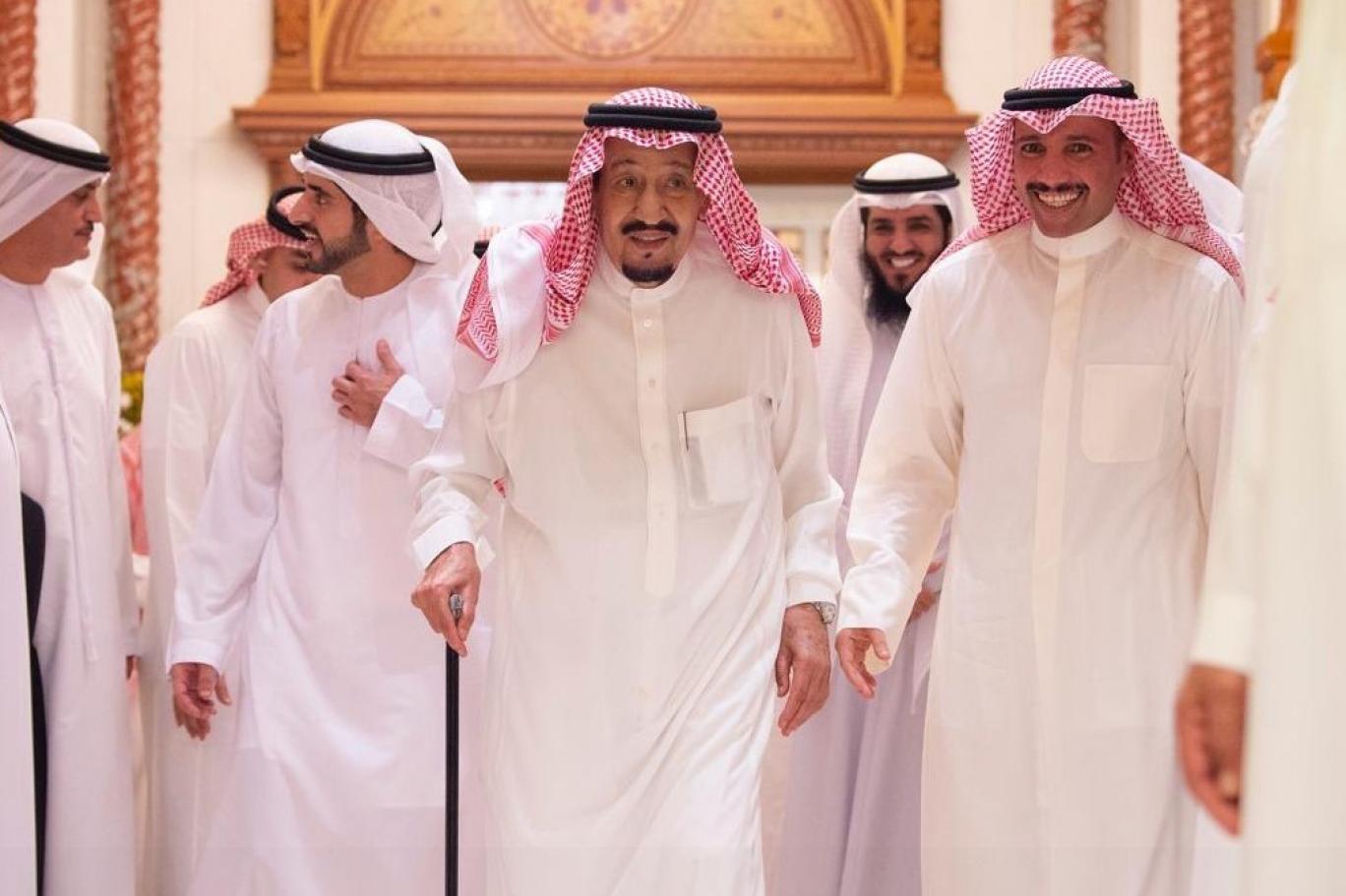 Новости дубая на сегодня на русском. Шейх Дубая Абдулазиз. Дворец принца в Дубае. Одежда шейха. Одежда арабских шейхов.