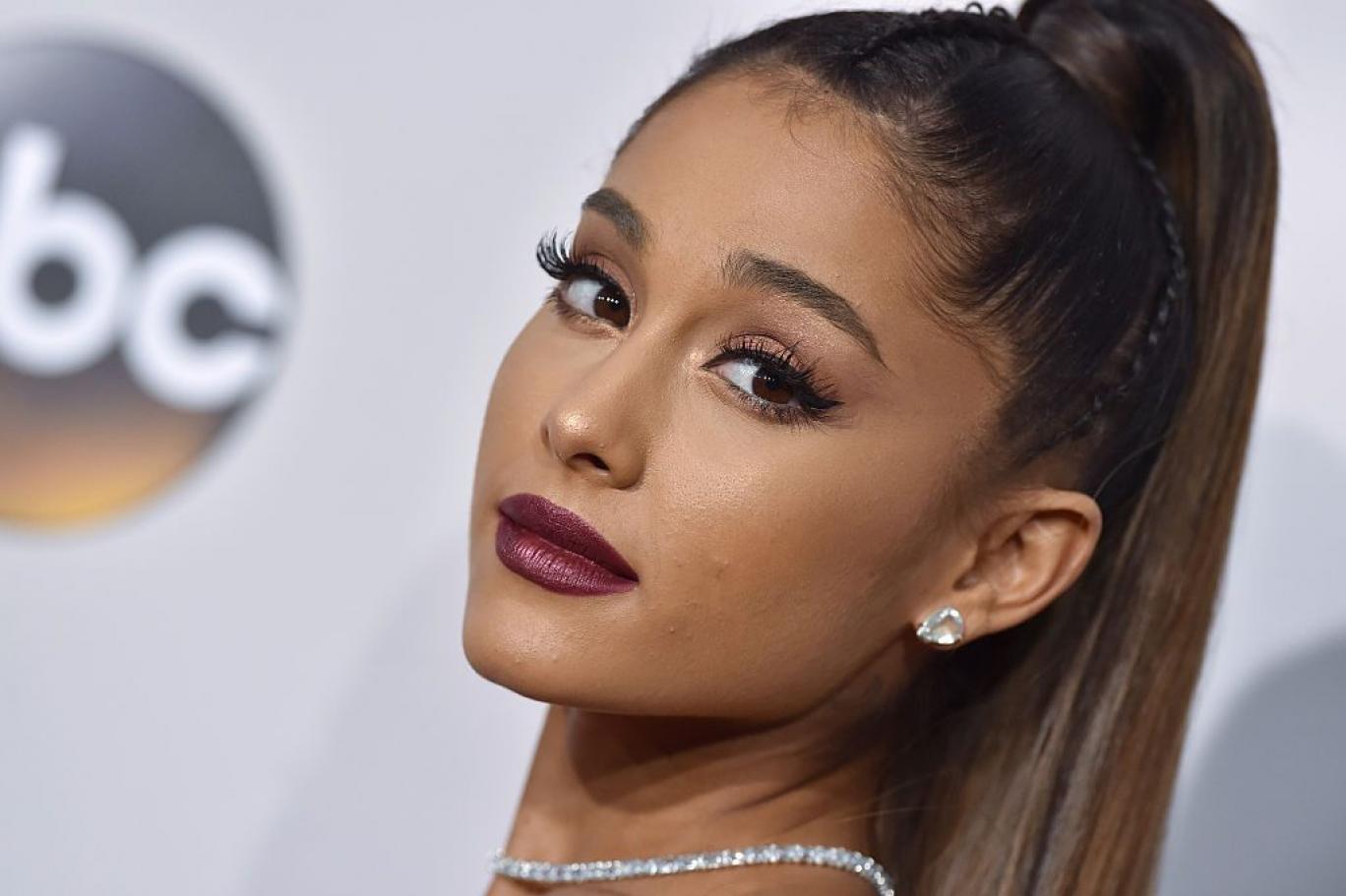 ariana grande reklamlarinda benzerini