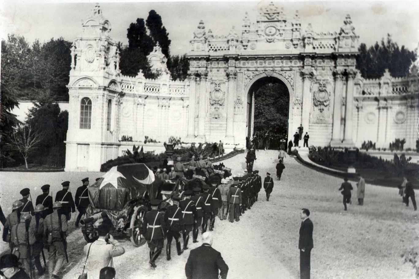 mustafa kemal in cenazesinde yasanan