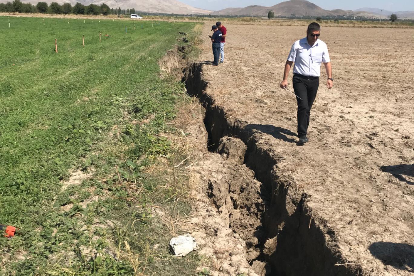 Afyon'da yer yarıldı, 1 kilometrelik yarık oluştu | Independent Türkçe