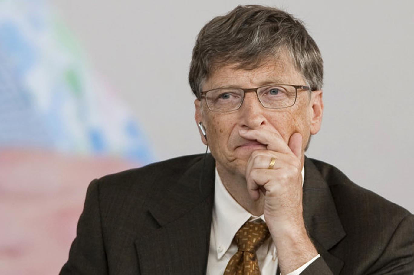 Сколько заработал билл гейтс. Билл Гейтс с деньгами. Билл Гейтс фото с деньгами. Билл Гейтс продукты из сверчков. Билл Гейтс интересные факты.