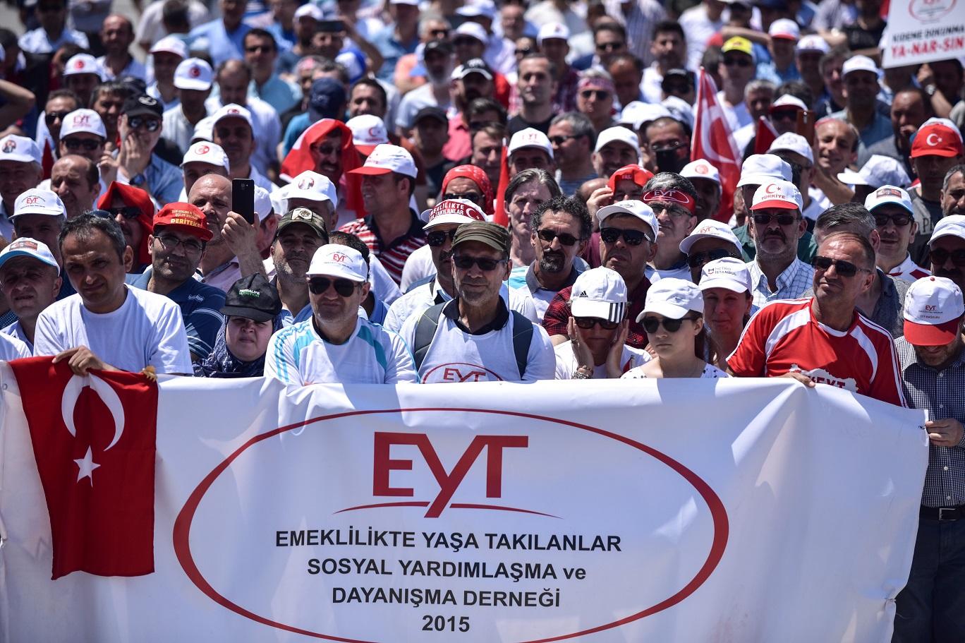 EYT'lilerin dernek başkanı: İskandinav ülkelerinde emekli olanlar dünyayı  geziyor, biz Ankara'dan İstanbul'a zor gideriz | Independent Türkçe