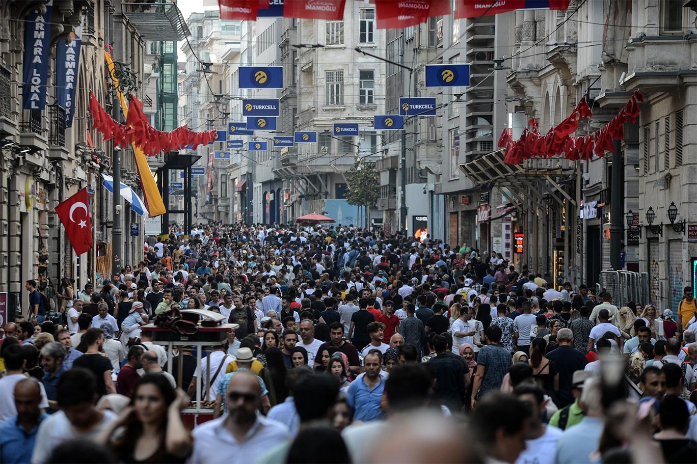 Beyoğlu Belediye Başkanı: Taksim esnafı Ortadoğulu turistlerden memnun,  'Daha fazla kazanıyorum' diyor | Independent Türkçe
