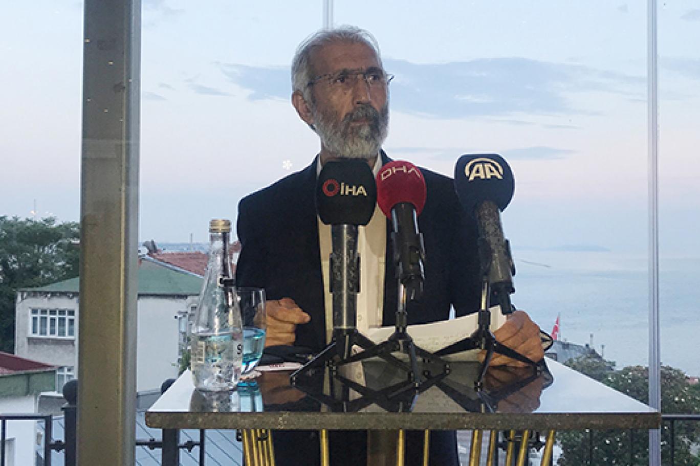 mektubunu okuyan akademisyen