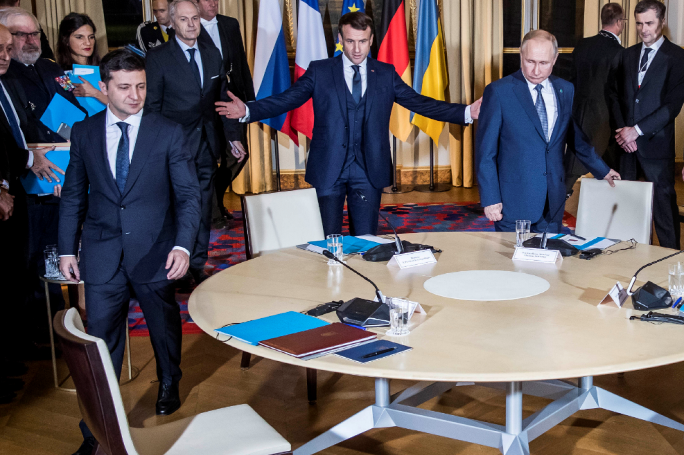 Putin ve Zelenskiy, Paris'te “ateşkese” varsa da iki liderin beden dili  soğuk rüzgarlar estiğinin işareti | Independent Türkçe