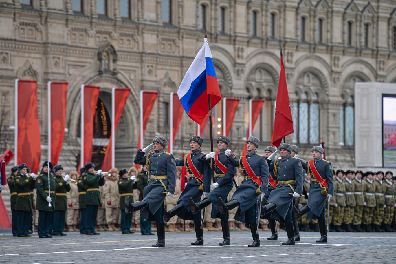 4 5 ноября в москве. Парад. Парад 4 ноября на красной площади. Парад Победы 4 ноября. День народного единства парад на красной площади.
