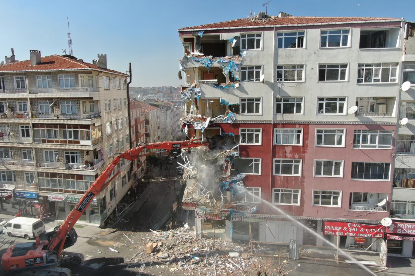 istanbul da depremde hasar goren
