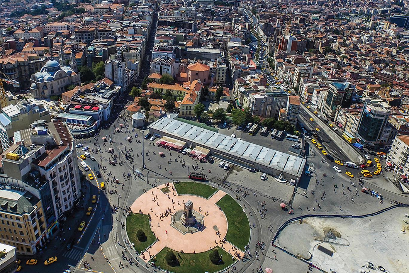 Вокруг площади. Площадь Таксим в Стамбуле. Площадь Taksim Meydani. Центральная площадь Стамбула Таксим. Площадь Taksim Meydani (Таксим).