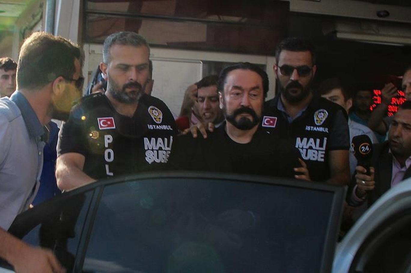 ederken adnan oktar odaya girdi