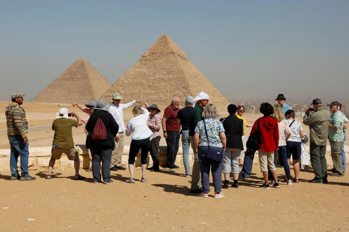 Новости египта для туристов на сегодня. Пирамида Хеопса туристы. Египет туризм. Туристы в Египте. Египет люди туристы.