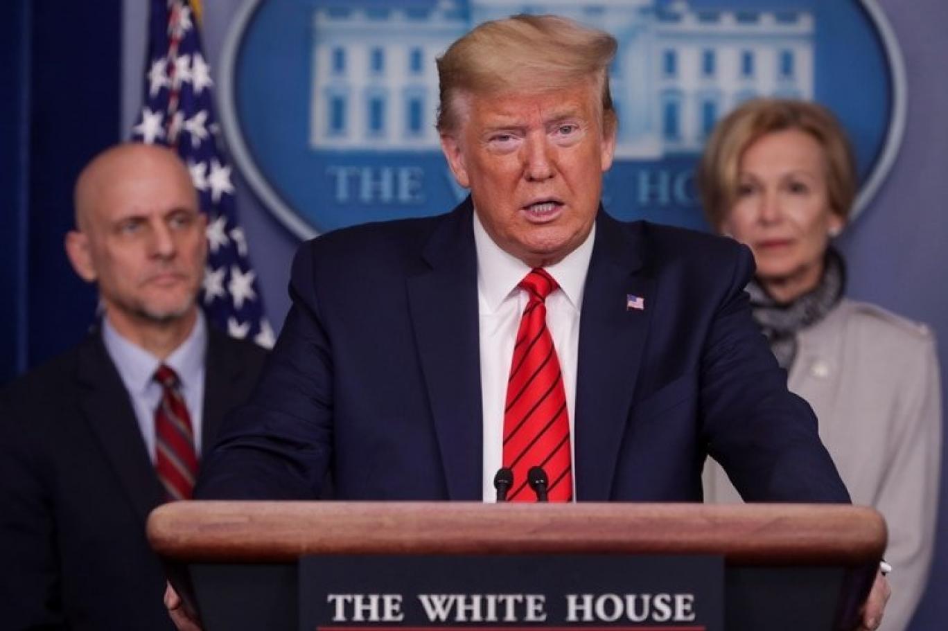 trump in korona nin ustunu cizip cin