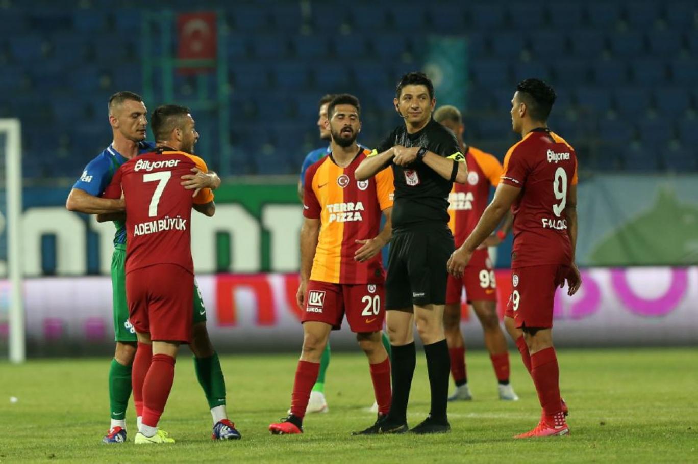 Rizespor Baskani Kartal Galatasaray Macinin Hakeminden Memnun Ugurlu Nun Bariz Hata Yaptigini Gozlemlemedim Iyi Bir Mac Cikardi Independent Turkce