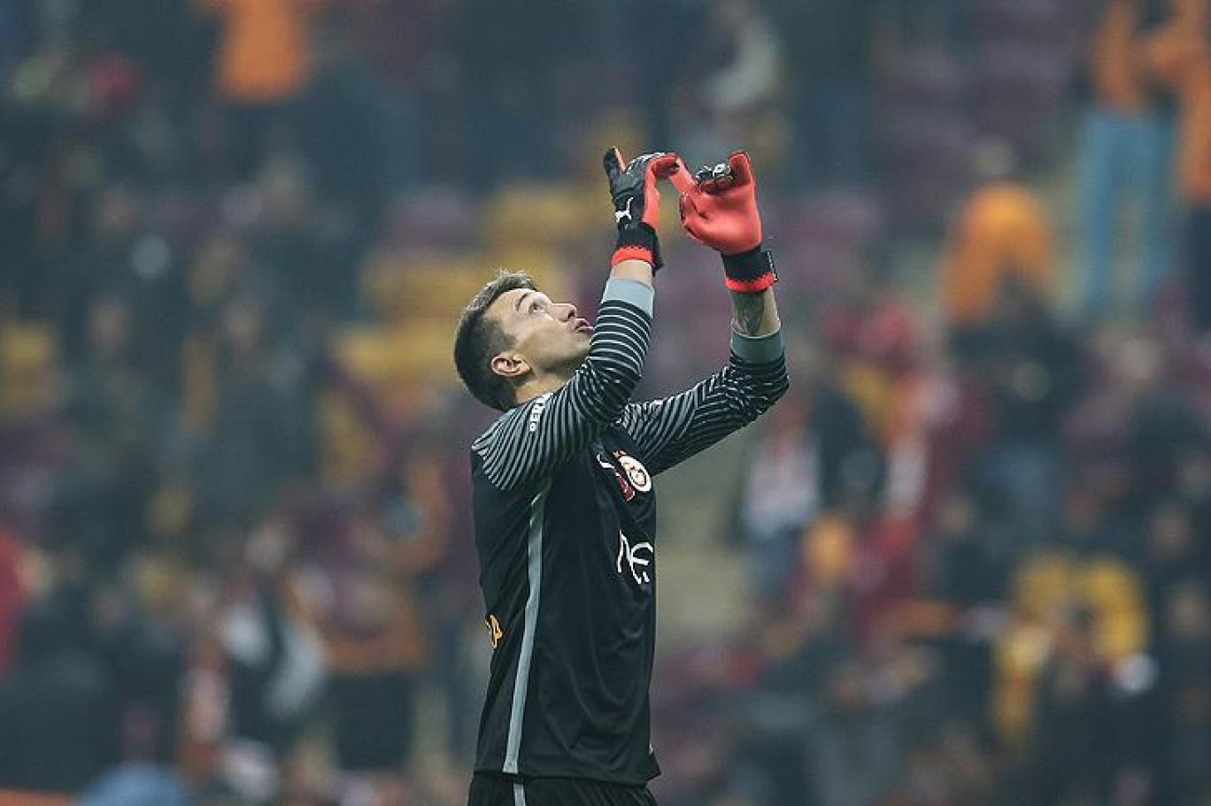 Fernando Muslera Gelecegi Hakkinda Konustu Galatasaray Da Emekli Olmami Ve Burada Calismaya Devam Etmemi Istiyorlar Independent Turkce