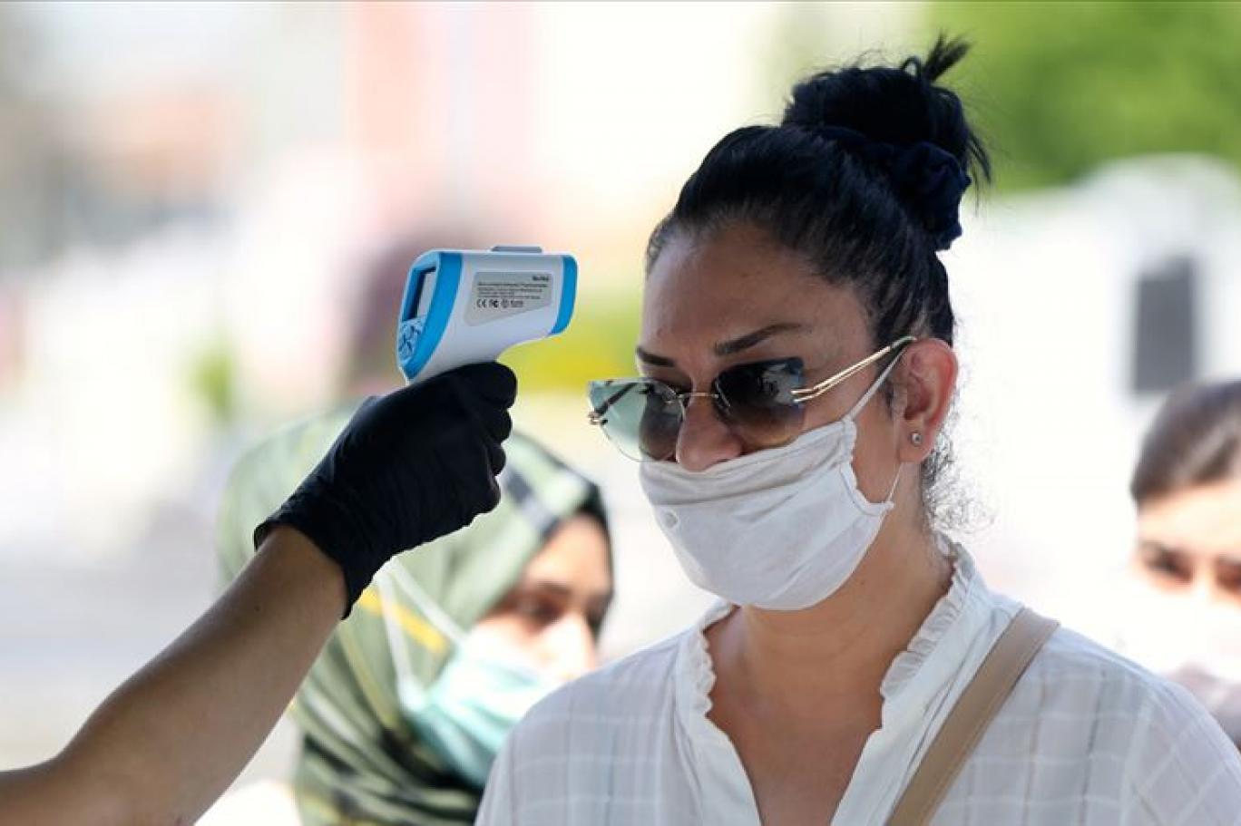 Заболевшим за рубежом. Девушка врач в маске. Фото мобилизованного в маске.