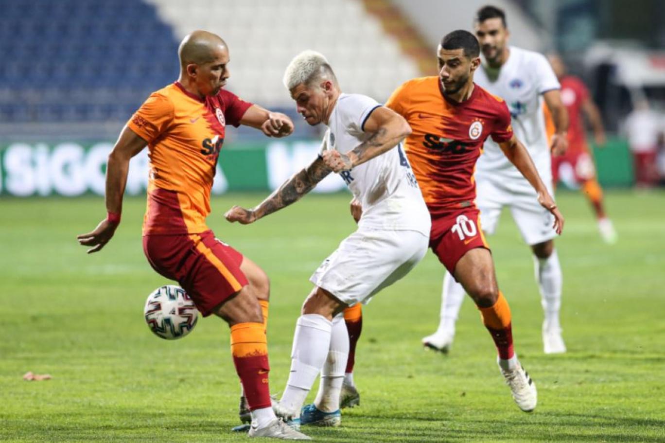 Spor Yazarlari Galatasaray In Kasimpasa Maglubiyetini Yorumladi Belhanda Feghouli Nin Sova Donuk Paslasmalari Arkadaslarina Saygisizlik Independent Turkce