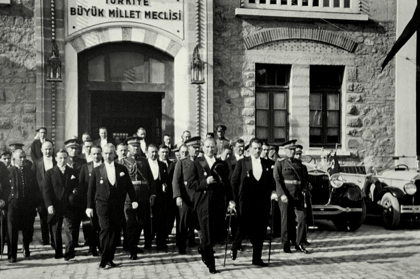 Kurucu iradenin yol ayrımı: 29 Ekim 1923 Cumhuriyet'in ilanı ve perde arkası | Independent Türkçe