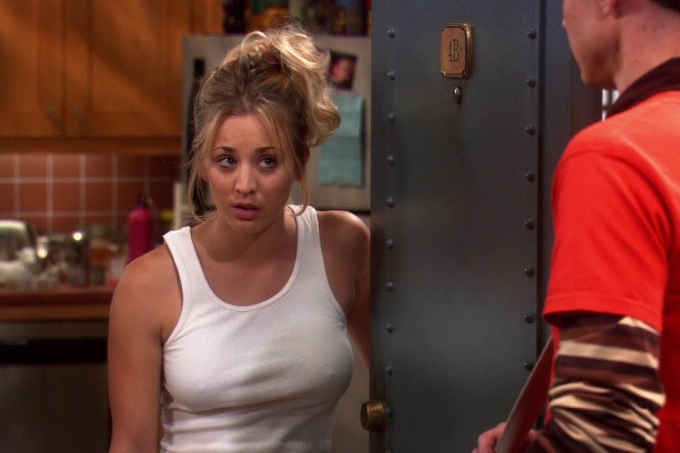 Kaley Cuoco sevilen dizinin ikonik sahnelerinden birini yeniden çekti. 