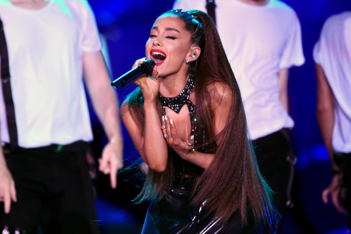 ariana grande netflix te yayimlanacak