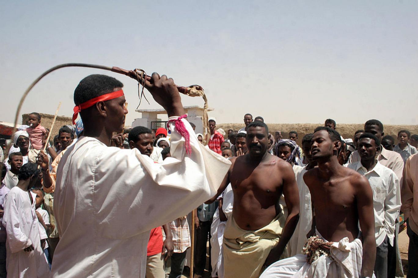 Zamana meydan okuyan bir Sudan geleneği: Düğünde kırbaçlama | Independent Türkçe