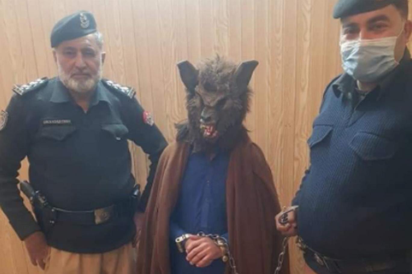 yilbasi aksami kurt adam kostumuyle