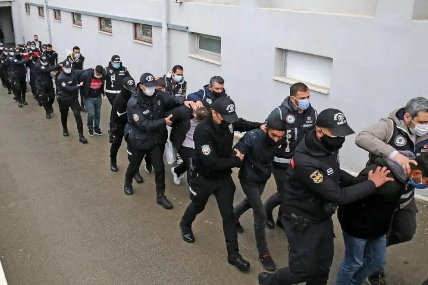 adana da 9 polisin tutuklandigi suc