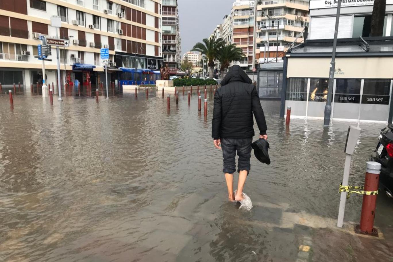 izmir de saganak sel ve su baskinlarina