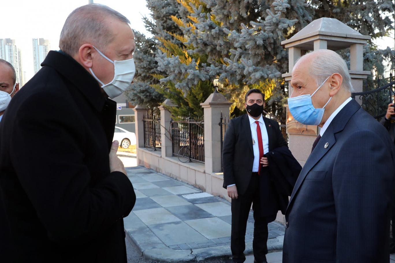 erdogan bahceli yi evinde ziyaret etti
