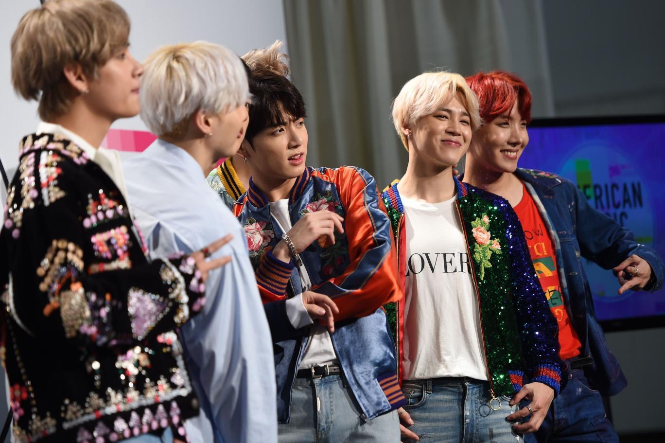 bts surpriz albumu ve film out klibi