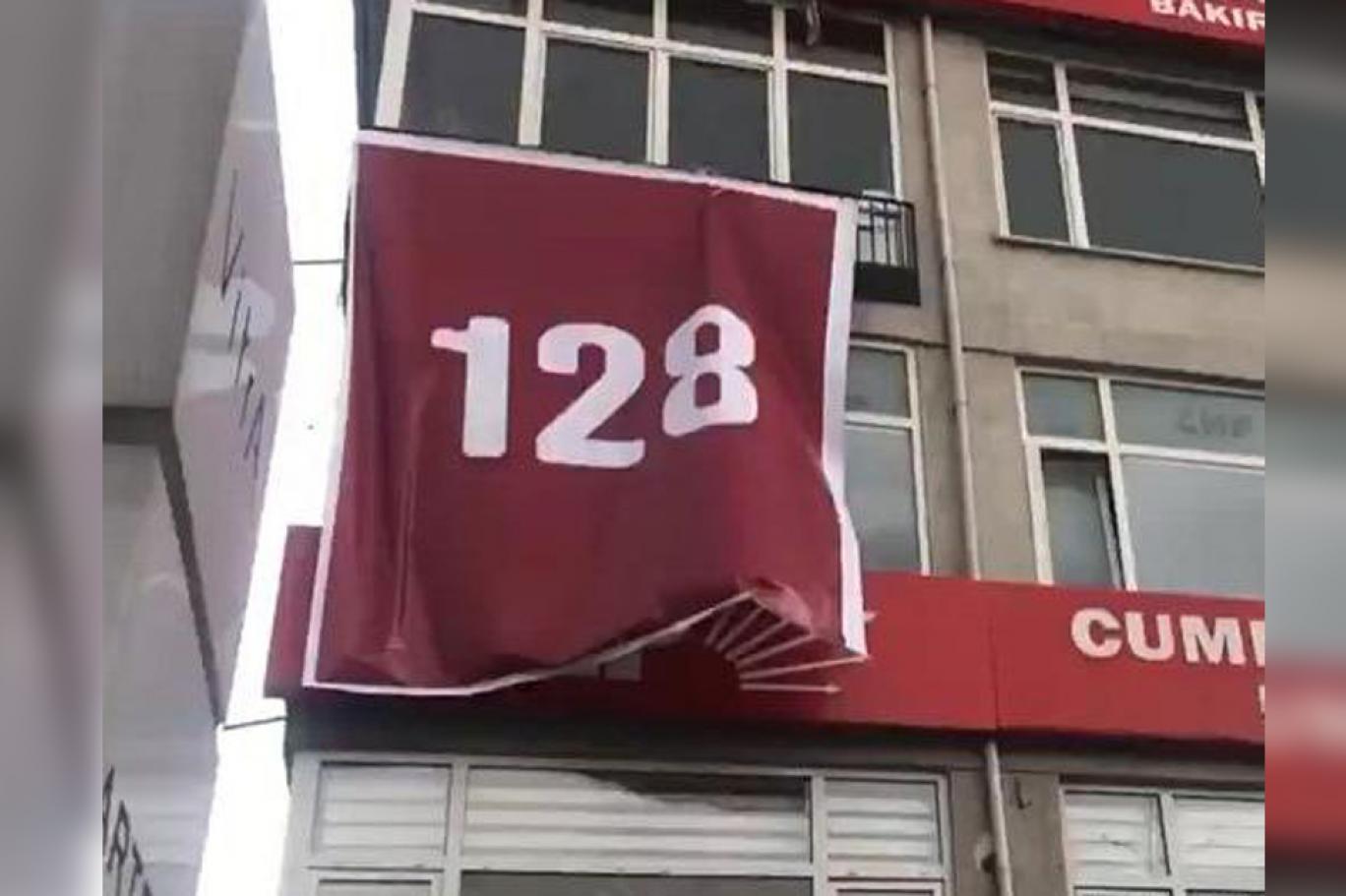 uzerinde sadece 128 yazan pankart da