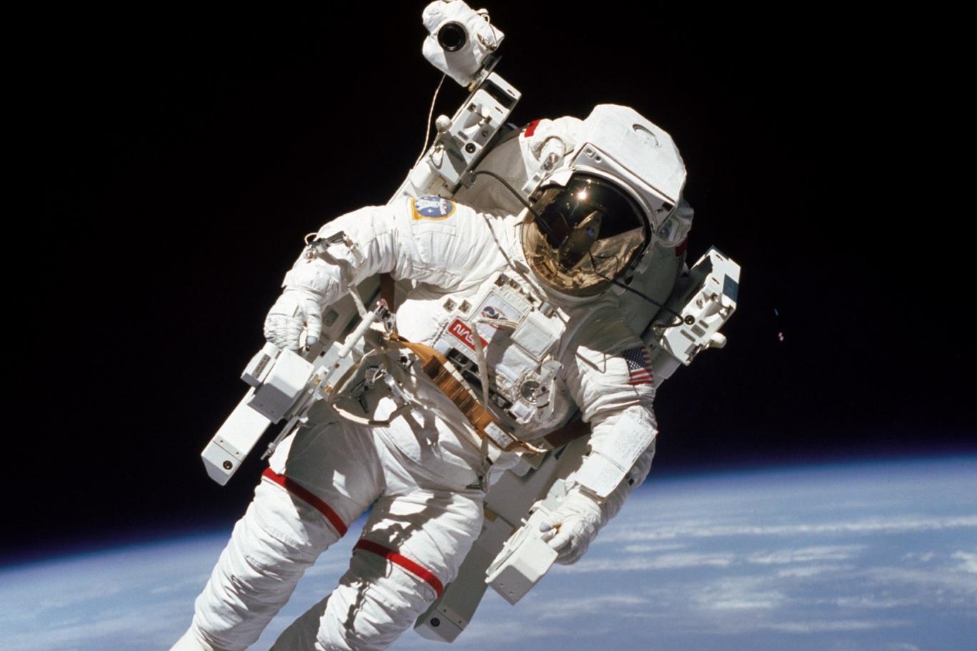 uzay doktoru astronotlari saglikli