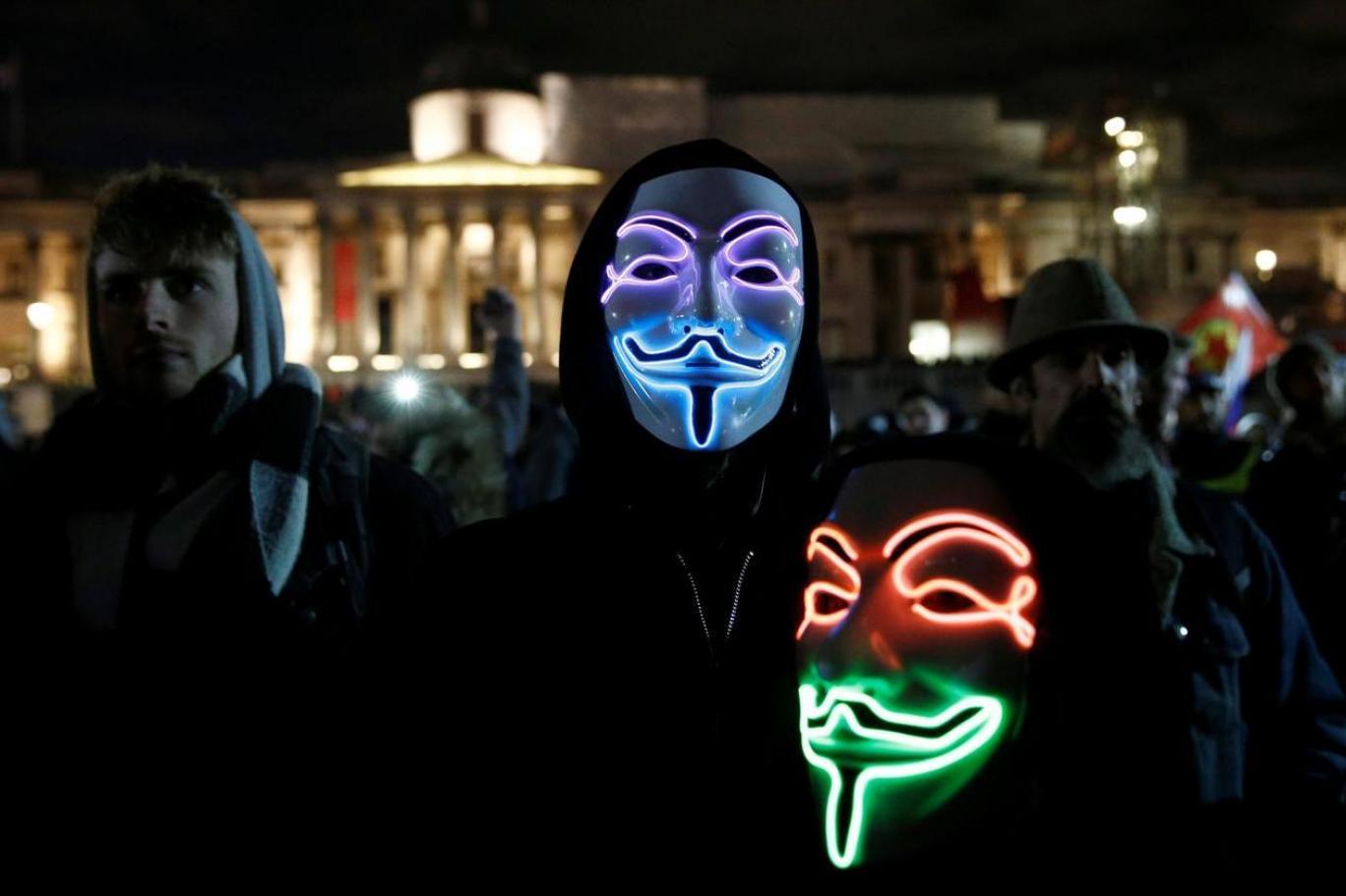 Люди едят в масках. Чел в маске. Маска хакера. Человек в маске.