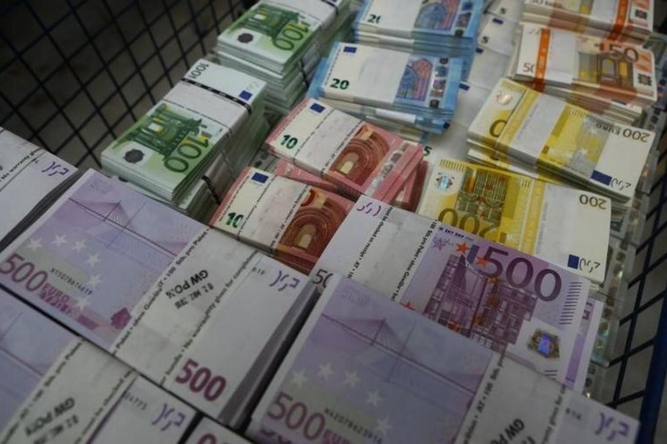 Деньги доллары евро. Деньги евро. Евро валюта. Пачки денег евро. Деньги рубли доллары евро.