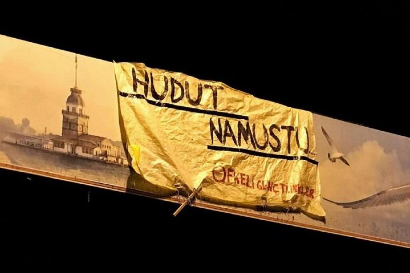 istanbul un farkli yerlerine pankartlar asan ofkeli genc turkler e gozalti independent turkce