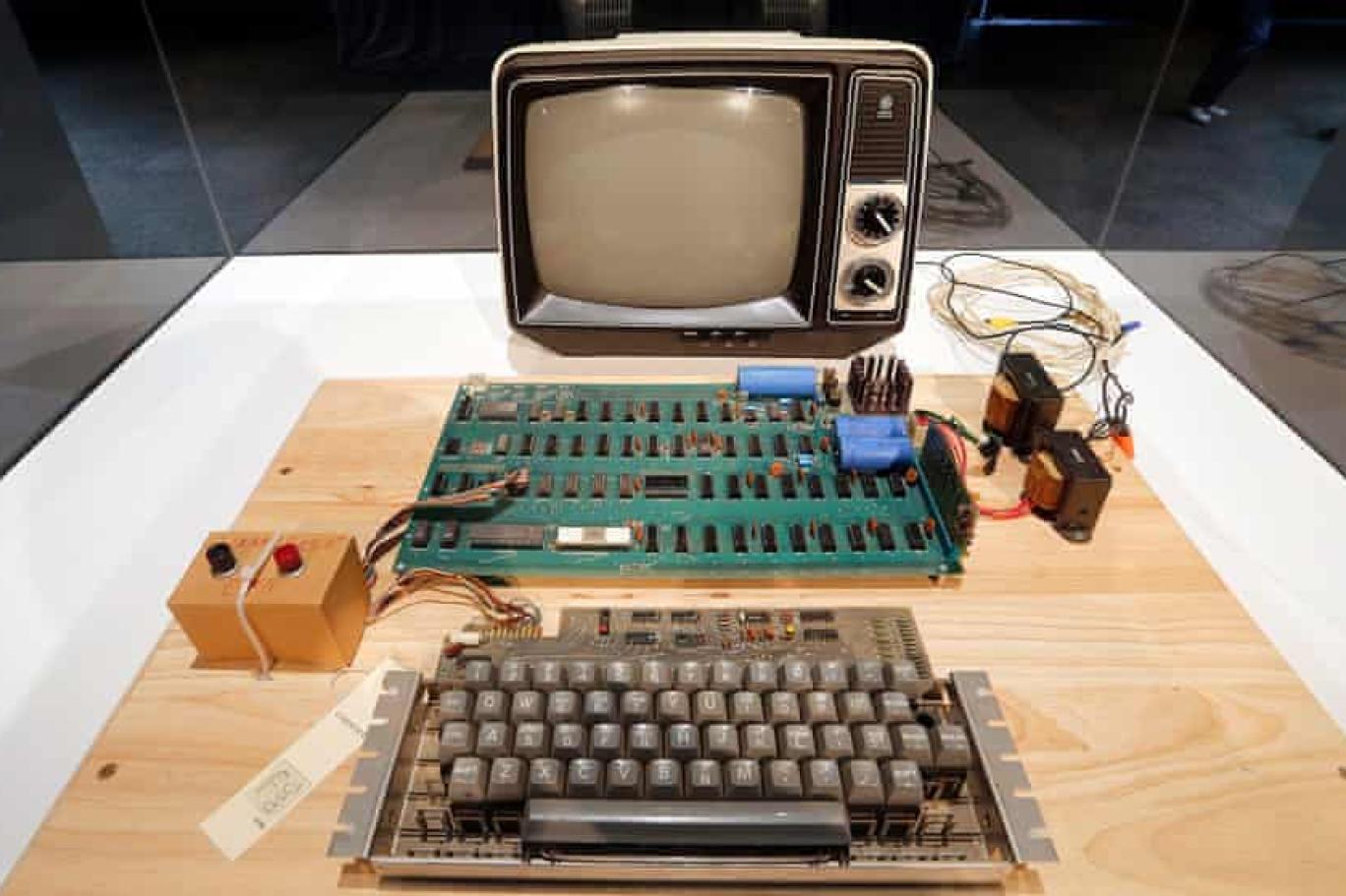 Apple'ın kurucularının 1976'da ürettiği bilgisayar açık artırmada