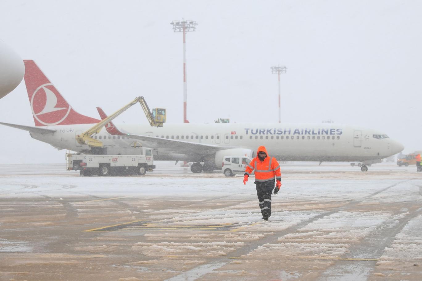В стамбуле отменили. Турция снегопад 2022. Турецкие авиалинии. Снег в Турции. Turkish Airlines в снегу.