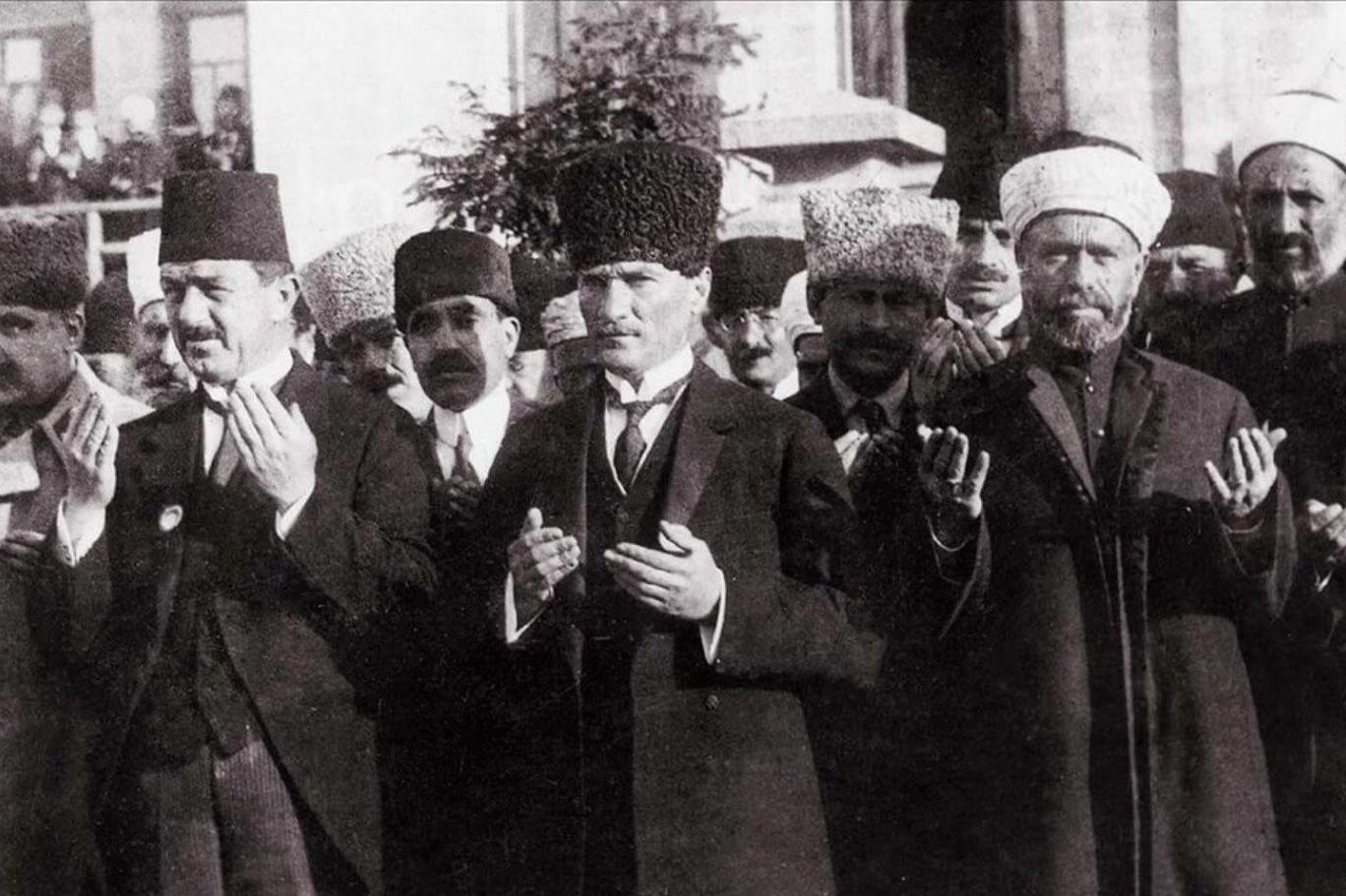 Atatürk özellikle istedi; TBMM salavatlar, hatimler ve dualarla açıldı |  Independent Türkçe