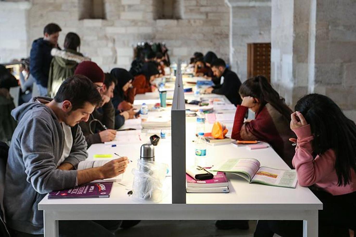 Üniversite tercihlerini barınma maliyetleri şekillendirecek… "Öğrenciler  için anasının dizinin dibinde, ailelerinin yanında okuma vakti" |  Independent Türkçe