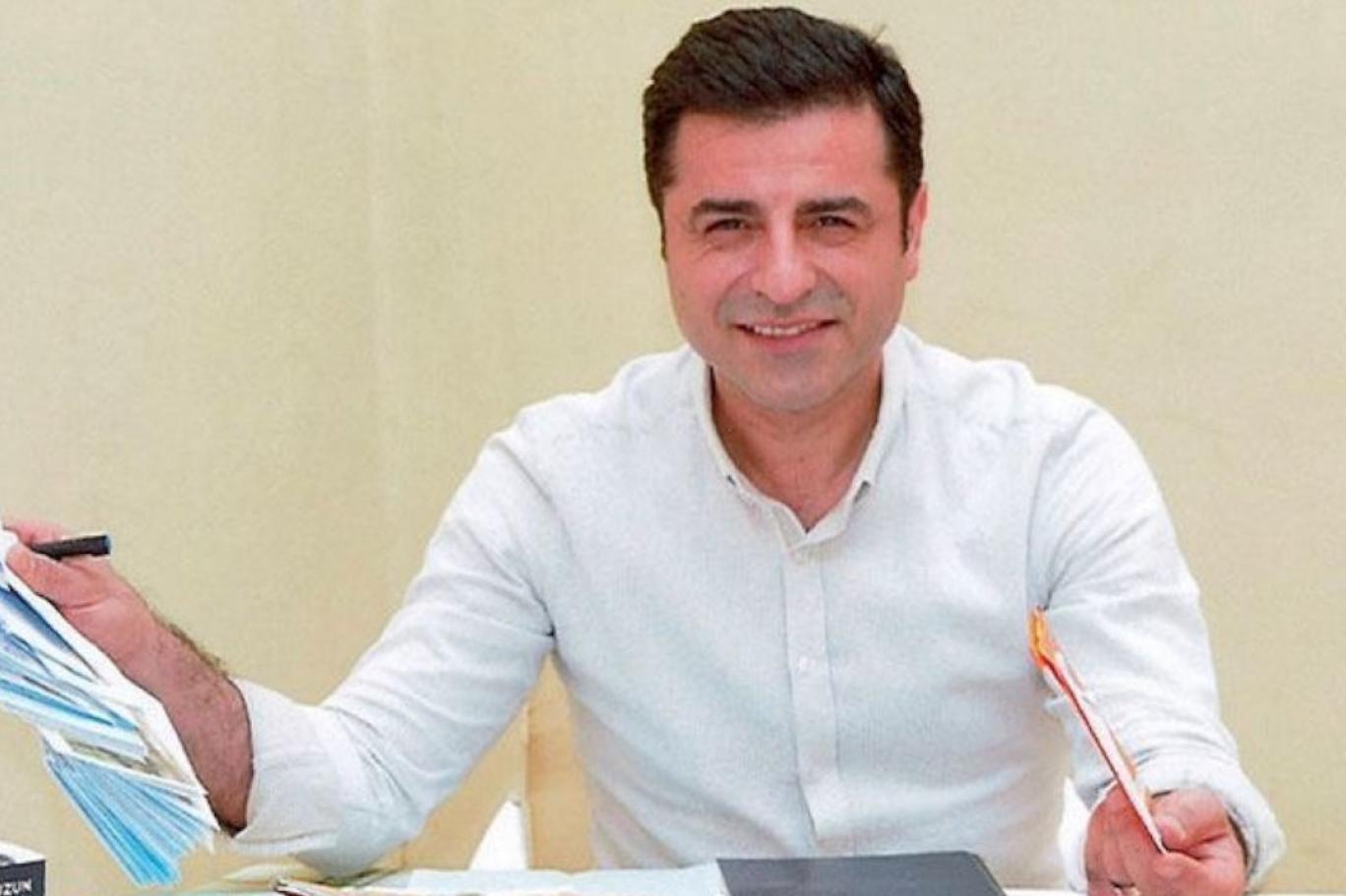 Selahattin Demirtaş'a "kamu görevlisini hedef göstermekten" 2.5 yıl hapis  cezası | Independent Türkçe