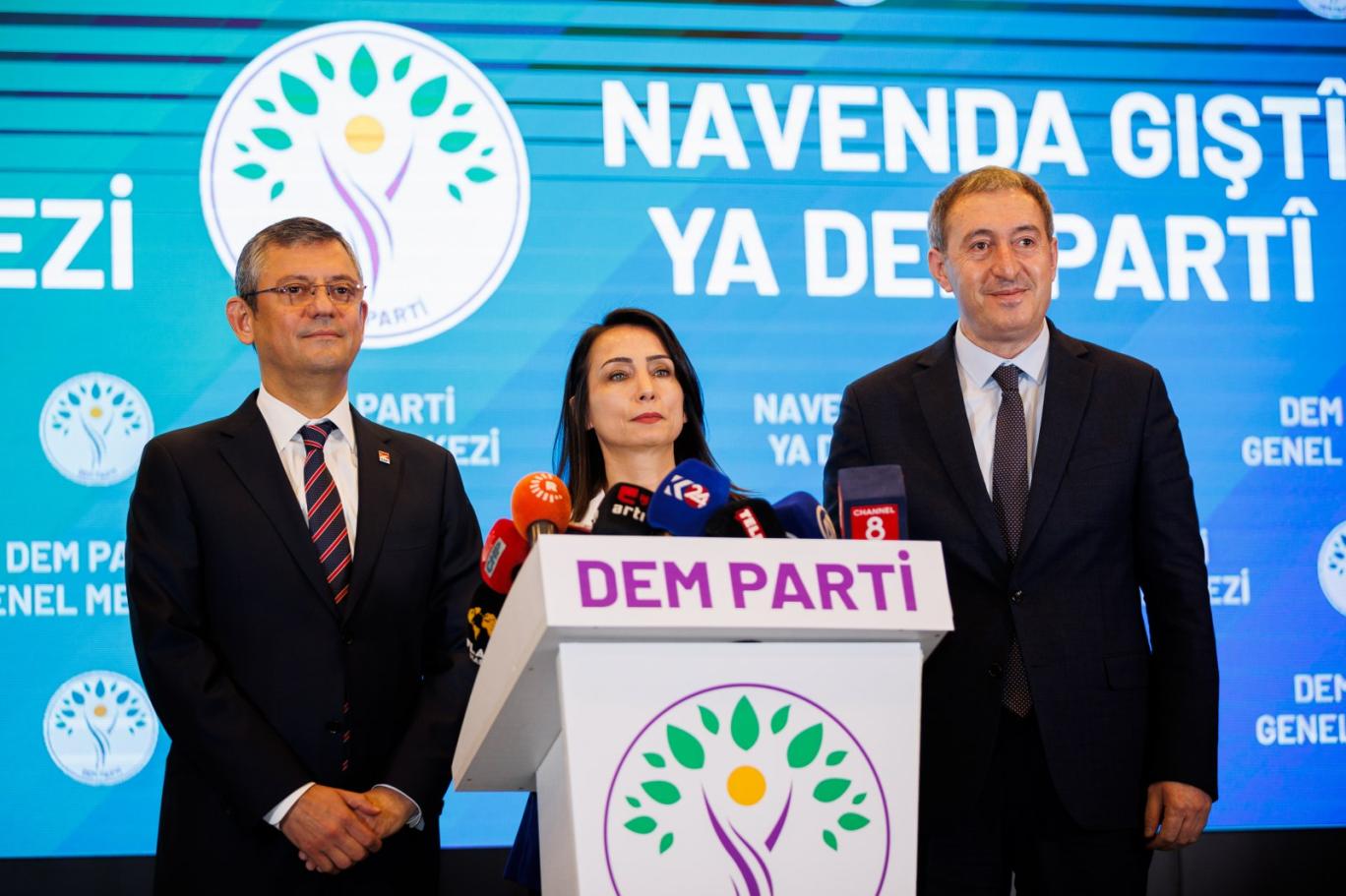 CHP lideri Özel, Dem Parti Genel Merkezi'nde eş genel başkanlarla bir araya geldi | Independent Türkçe
