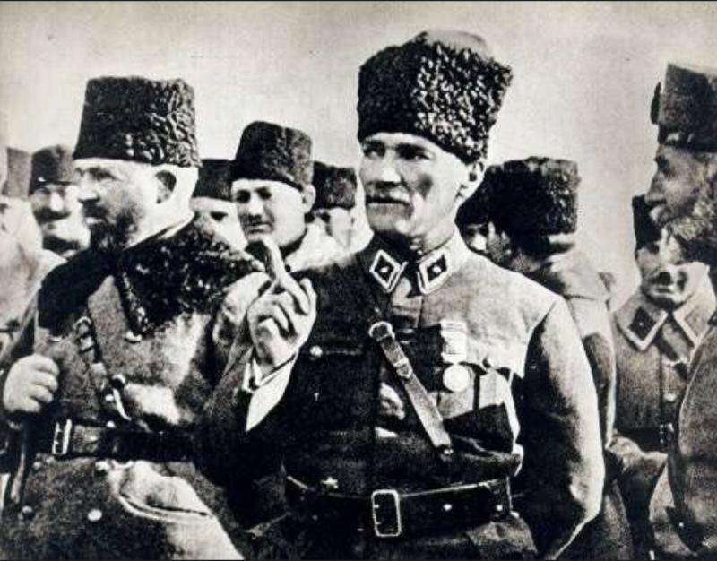 Nurettin Paşa (solda) ve Mustafa Kemal Paşa Fotoğraf Wikipedia.jpg